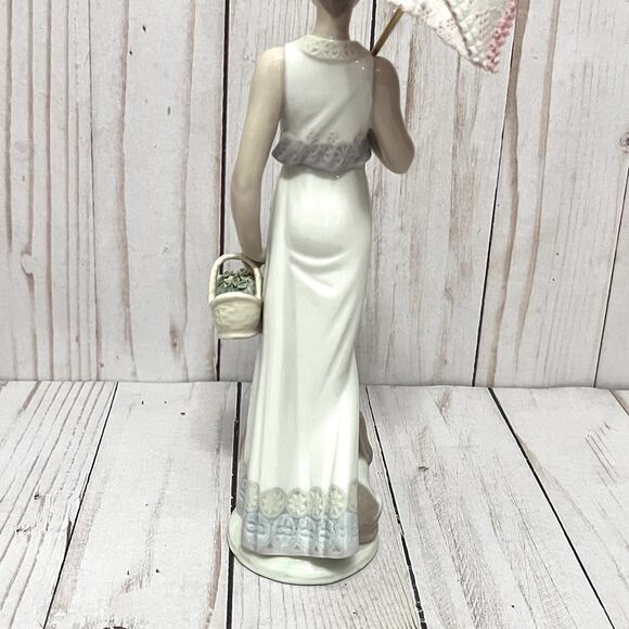 Vintage LLADRO #7617 Porcelain Figurine Garden Classic Woman & Umbrella **Broken - Picture 10 of 13